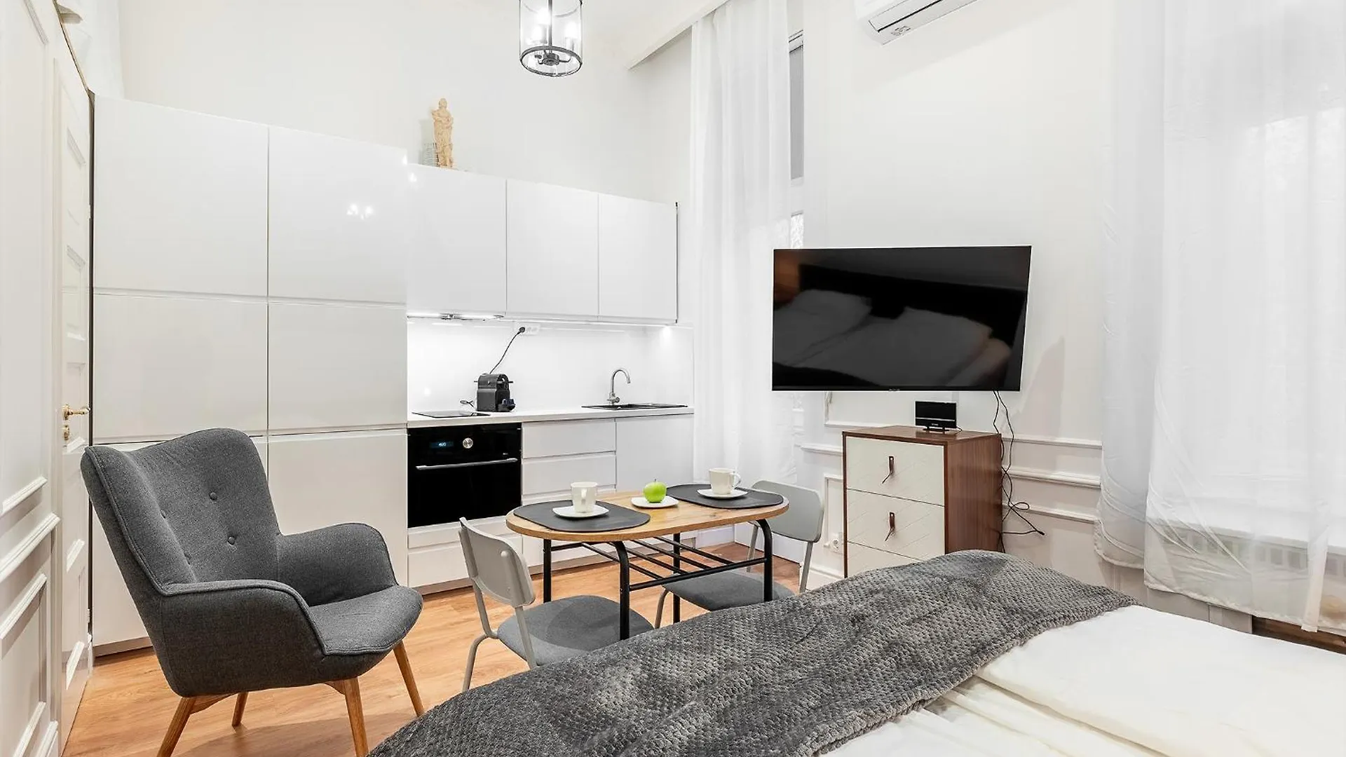 Classical Mini Studio With A Modern Touch! Budapest